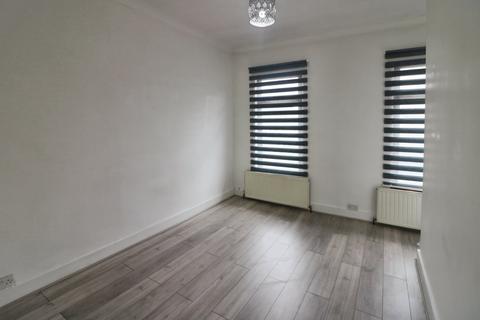 3 bedroom terraced house to rent, High Road, Romford RM6