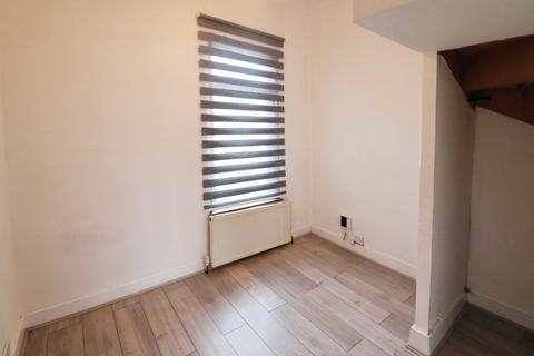 3 bedroom terraced house to rent, High Road, Romford RM6