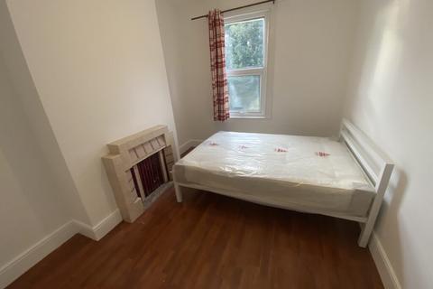 undefined, 3 Bedroom Terraced House – Queens Road, Bounds Green, N11