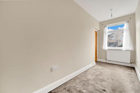 3 bedroom semi-detached house to rent, Waverley Close, Hayes UB3