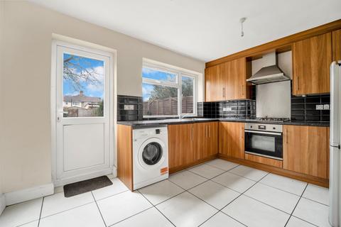 3 bedroom semi-detached house to rent, Waverley Close, Hayes UB3