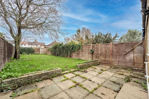3 bedroom semi-detached house to rent, Waverley Close, Hayes UB3