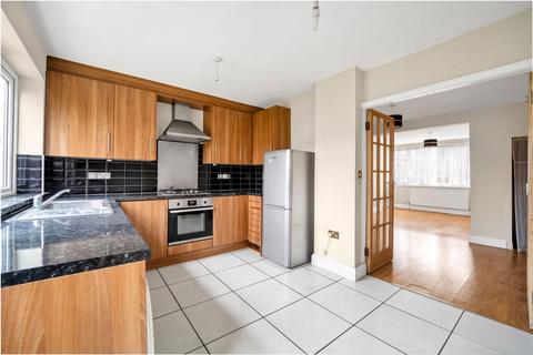 3 bedroom semi-detached house to rent, Waverley Close, Hayes UB3