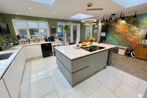 undefined, Elmwood Crescent, Luton, Bedfordshire, LU2 7HY