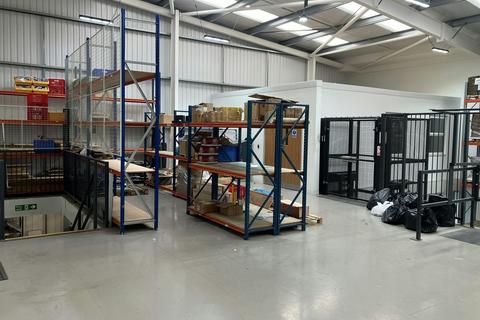 Warehouse to rent, Hanworth Ln Chertsey KT16 9LL