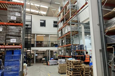 Warehouse to rent, Hanworth Ln Chertsey KT16 9LL