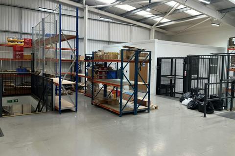 Warehouse to rent, Hanworth Ln Chertsey KT16 9LL