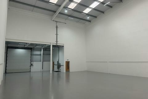 Warehouse to rent, Hanworth Ln Chertsey KT16 9LL