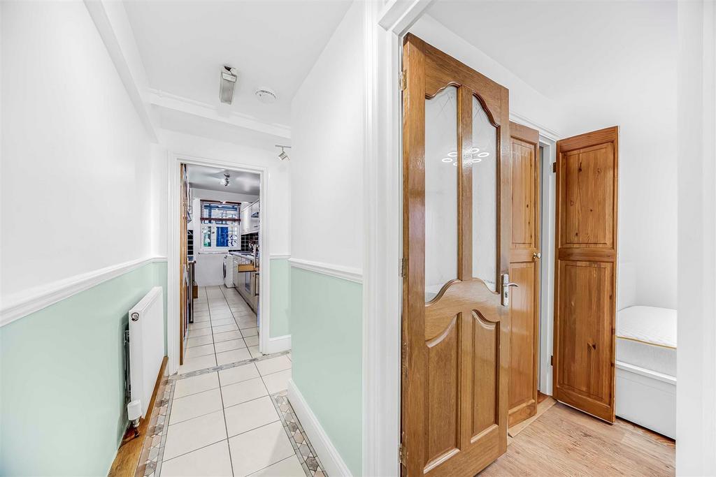 D D  Basement Flat  50 Woodstock Road-13.JPG