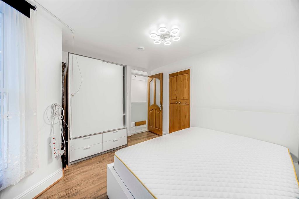 D D  Basement Flat  50 Woodstock Road-2.JPG