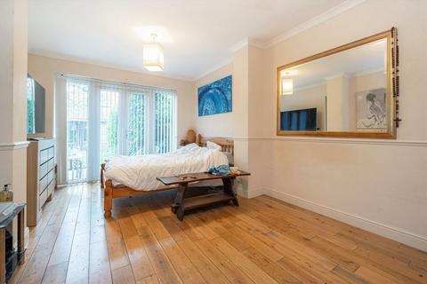 4 bedroom semi-detached house for sale, Segrave Close, Weybridge KT13