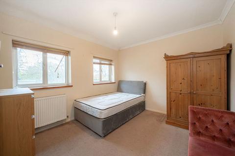 4 bedroom semi-detached house for sale, Segrave Close, Weybridge KT13