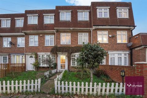 4 bedroom townhouse for sale, Lansbury Avenue, Romford