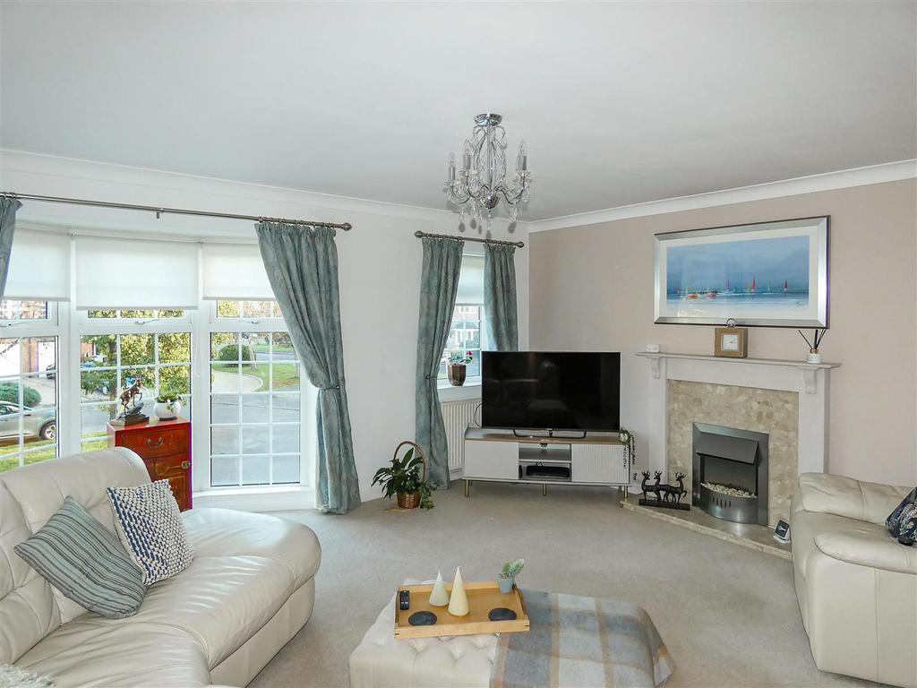 Lounge/Dining Room (First Floor)