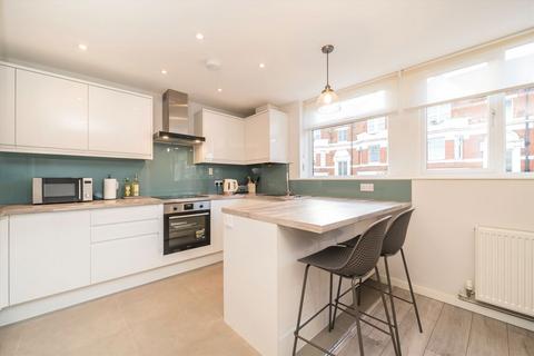 2 bedroom flat to rent, Askew Road, London W12