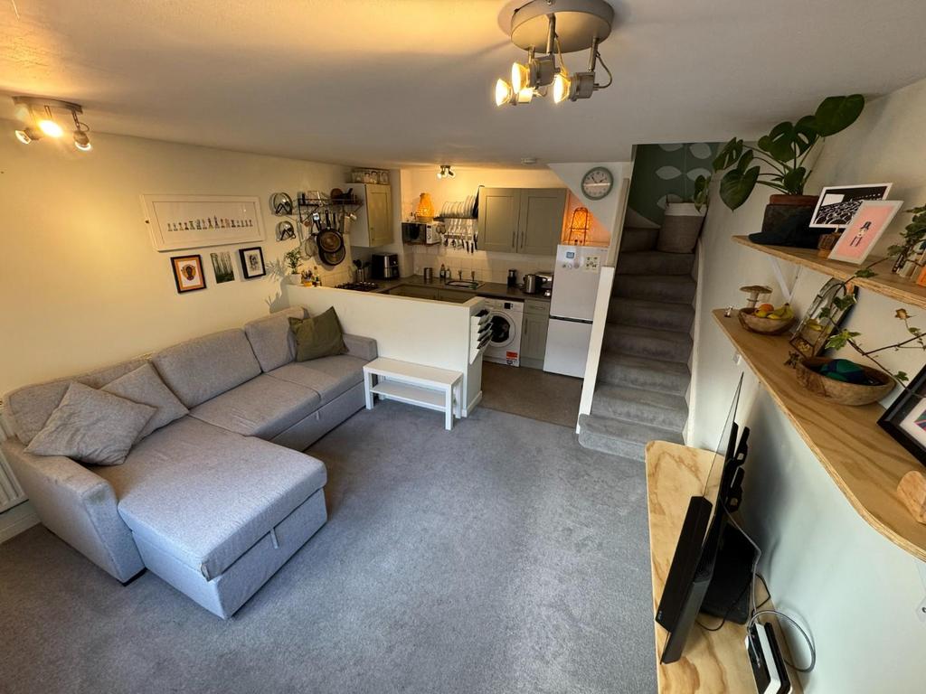 Interior 73 York RD 2025 1.JPG