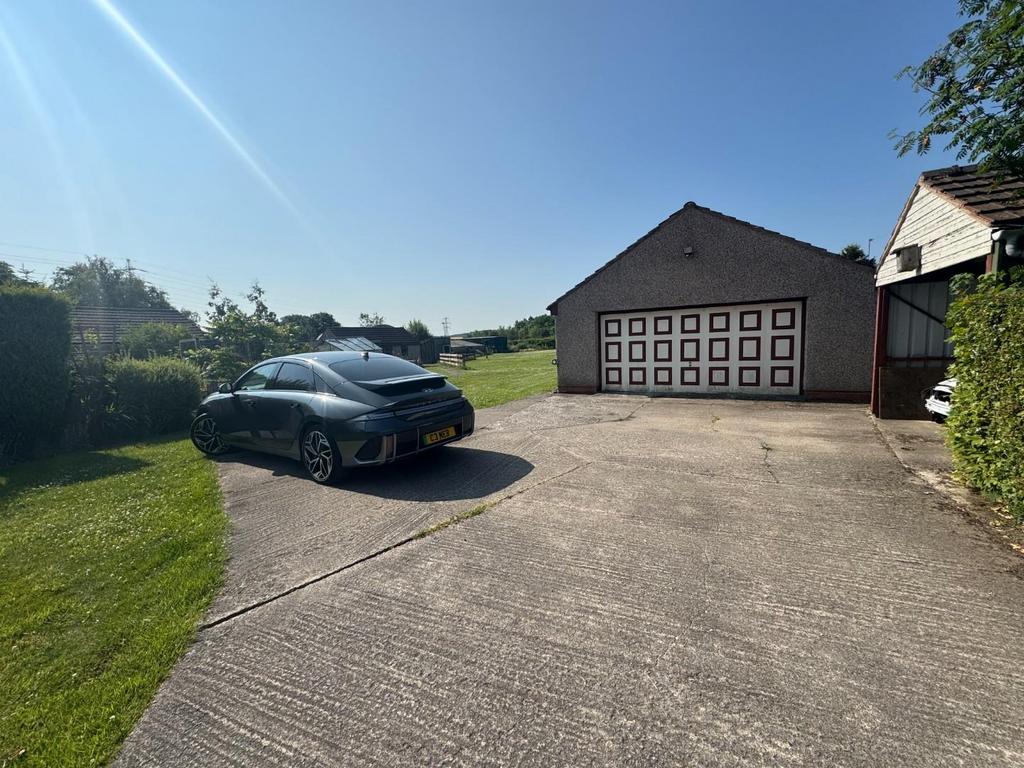 Driveway &amp; garage &amp; garden.jpg