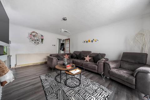 undefined, Chepstow Gardens,  Banbury,  OX16