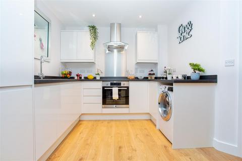 2 bedroom flat to rent, Marketfield Way, Redhill