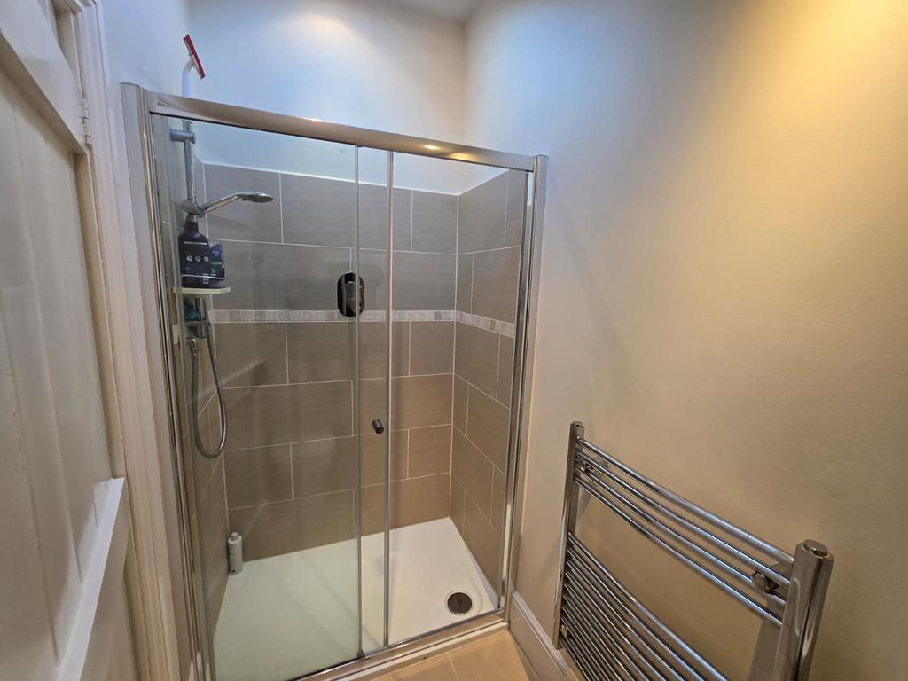 Ensuit shower