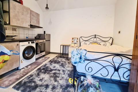 Studio to rent, Church End, Hampshire SO15