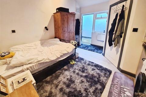 Studio to rent, Church End, Hampshire SO15
