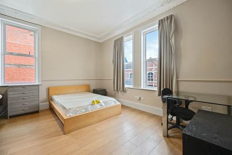 3 bedroom apartment to rent, Saint John`s Hill, Clapham Junction