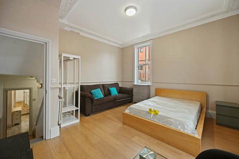 3 bedroom apartment to rent, Saint John`s Hill, Clapham Junction