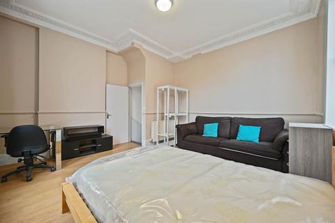 3 bedroom apartment to rent, Saint John`s Hill, Clapham Junction