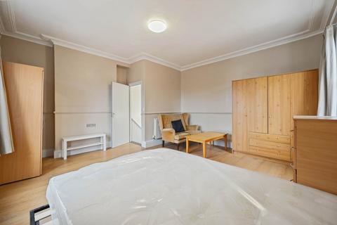 3 bedroom apartment to rent, Saint John`s Hill, Clapham Junction