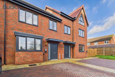 3 bedroom terraced house for sale, Osbourne Gardens. Aylesbury. HP21 8UH