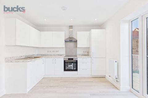 3 bedroom terraced house for sale, Osbourne Gardens. Aylesbury. HP21 8UH