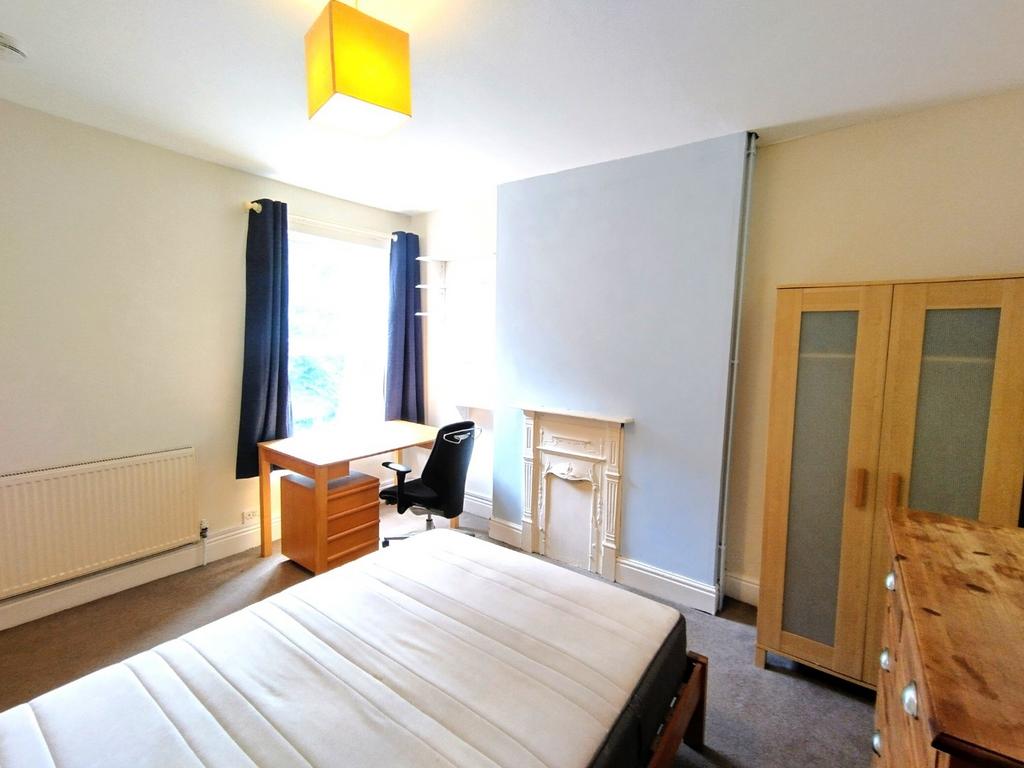 Bright, well-presented double bedroom with a la...