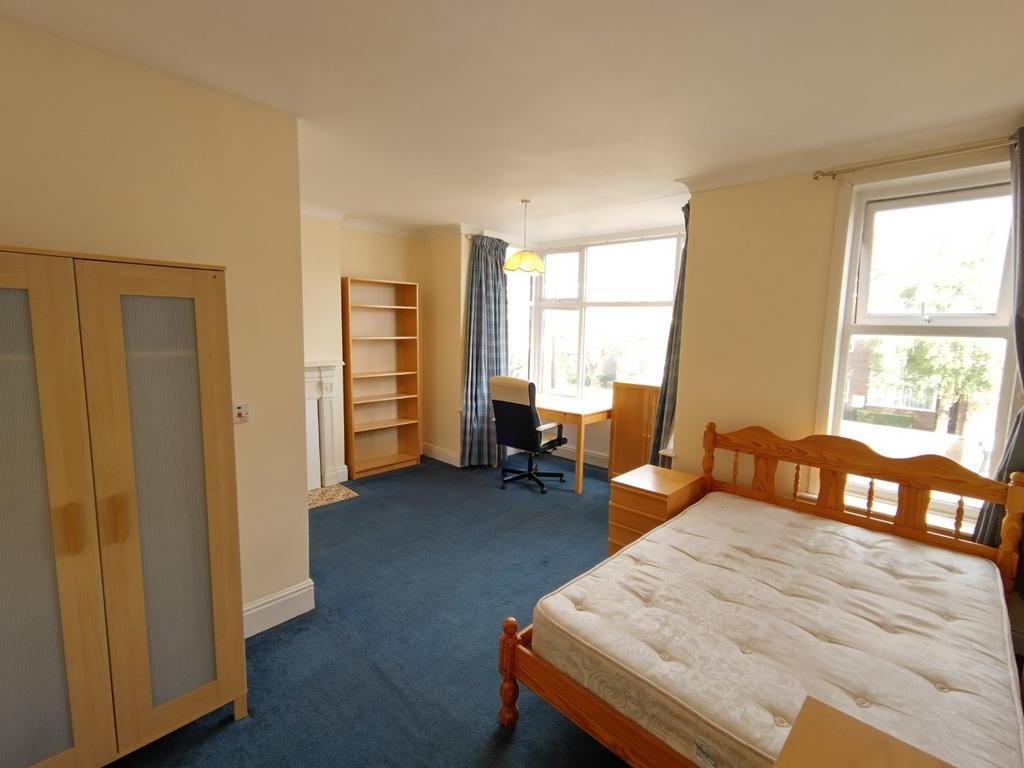 Bright, well-presented double bedroom with larg...