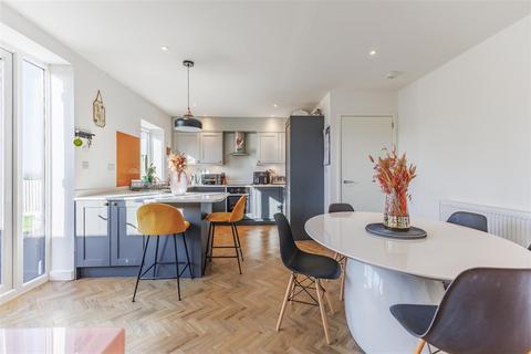 4 bedroom end of terrace house to rent, Bomford Place, Pershore