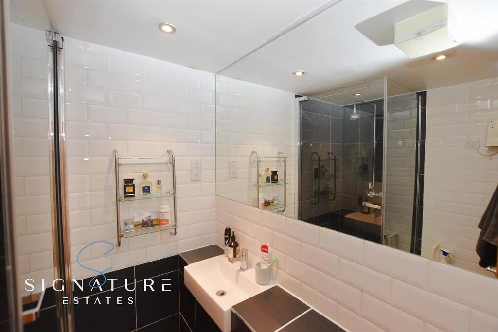 En suite 71 ovaltine.jpg