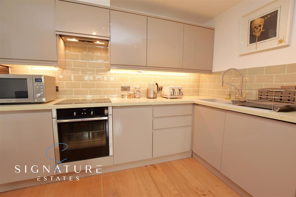 Light Kitchen 71.jpg