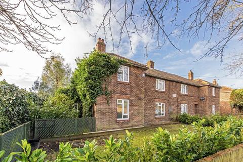 3 bedroom flat to rent, Ham Street, Richmond TW10