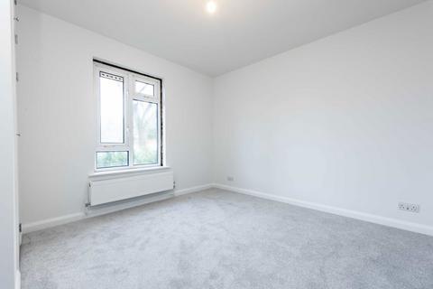 3 bedroom flat to rent, Ham Street, Richmond TW10