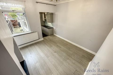 2 bedroom terraced house to rent, Minshall Street, Staffordshire ST4