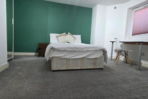 8 bedroom terraced house to rent, Norwood Road, Hyde Park