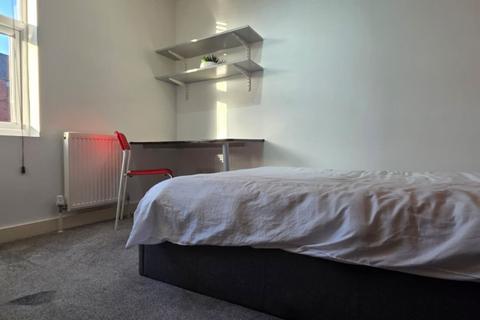 8 bedroom terraced house to rent, Norwood Road, Hyde Park