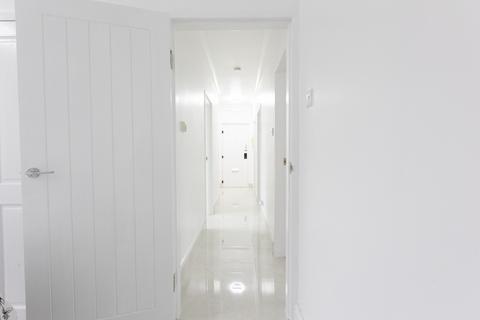 3 bedroom flat to rent, Wandle Way, London, SW18