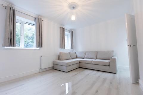 3 bedroom flat to rent, Wandle Way, London, SW18