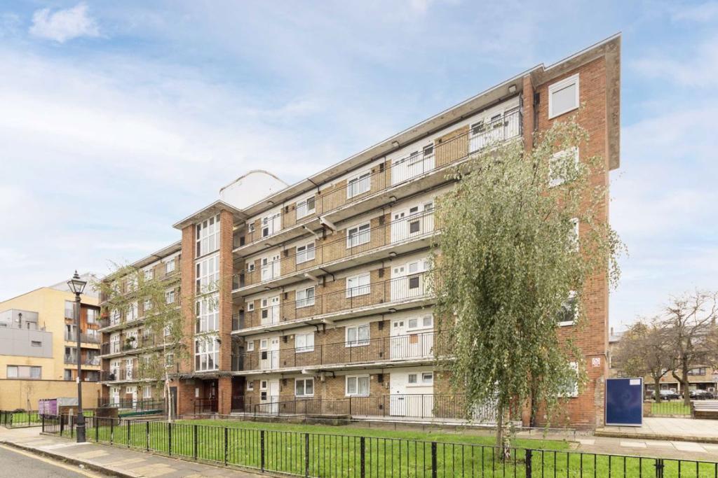 Spacious Furnished Studio in the Heart of E2