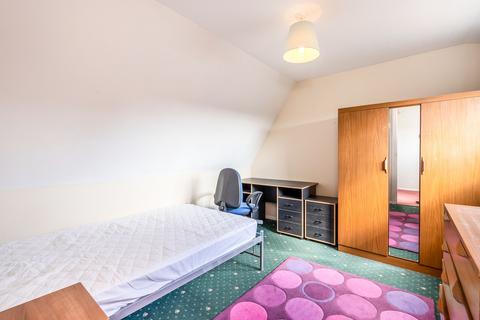 4 bedroom terraced house to rent, Croft Mead, Chichester, PO19