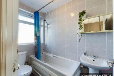 2 bedroom property to rent, Station Approach, South Ruislip, HA4