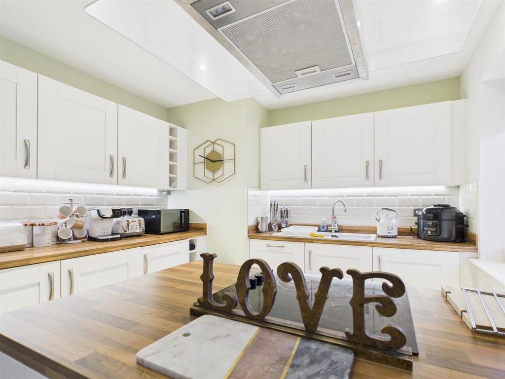 Kitchen 2.jpg