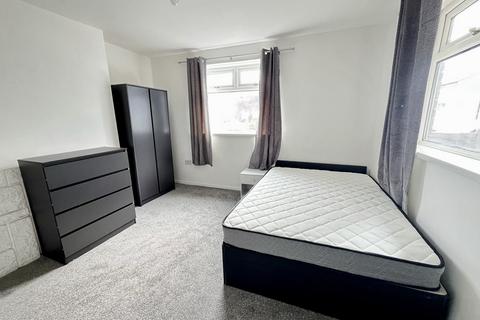 6 bedroom terraced house to rent, Wyeverne Road