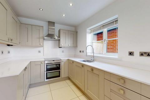 4 bedroom townhouse to rent, Besford Gardens, Belle Vue, Shrewsbury